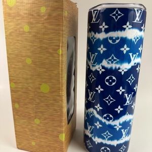 Beverage tumbler for hot or cold beverages.